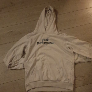 Peakperformance hoodie - Storlek 170 skick 7/10 färg vit köpt 350  säljer för 250 kan förhandla pris