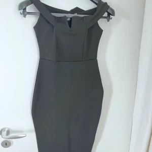 Svart klänning  - Oanvänd perfekt little black dress som sitter som smäck. Aldrig använd.  Prislappen sitter kvar. Storlek S