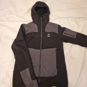 Haglöfs Fleecetröja - Säljer denna feta Haglöfs fleecetröja i storlek S (passar M) eftersom att den inte kommer till använding. Tröjan är nästan i nyskick. Nypris låg på 1800kr - mitt pris 700kr *Kan gå ner i pris vid snabb affär*