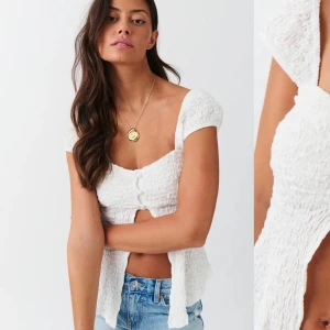 Vit Structure button topp - Vit structure botton topp från Gina tricot! Helt ny, endast testad! Gillar den men är inte bekväm med den ! Inga defekter eller sånt! kom privat vid frågor och bilder 