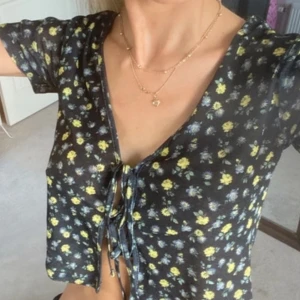 Topp - Topp/blus med snörning och blommönster 