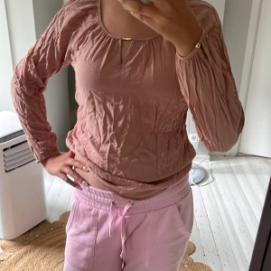 Blus  -  Säljer den här rosa blusen med gul detaljer på. Är det fin skick och nästan aldrig använd. Säljer för att den inte används.