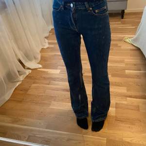 Ett par mörkblåa jeans som säljs då de inte kommer till användning längre! De är it använda så mycket och därför i bra skick men har lite defekter på tyget längst ner. 