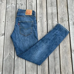 Levi’s 512 slim  - Säljer ett par riktigt schyssta Levi’s jeans som är modell 512. Riktigt bra skick, 8,5/10. Har några slitningar som är snygga. Strorlek W33L34. Mitt pris är 199 men pris kan diskuteras vid snabb affär! Tveka inte att höra av er vid minsta fundering. 