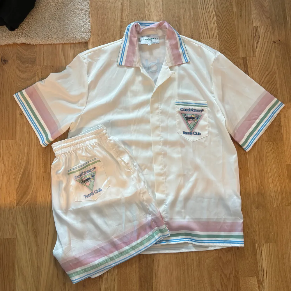 Casablanca set kjorta och shorts i silkes tyg i ny skick andvända max 4-5 gånger Köpta tillsammans för 15.000. Paidat.