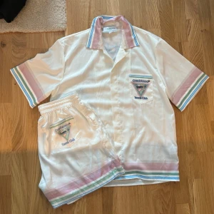 Casablanca set - Casablanca set kjorta och shorts i silkes tyg i ny skick andvända max 4-5 gånger  Köpta tillsammans för 15.000