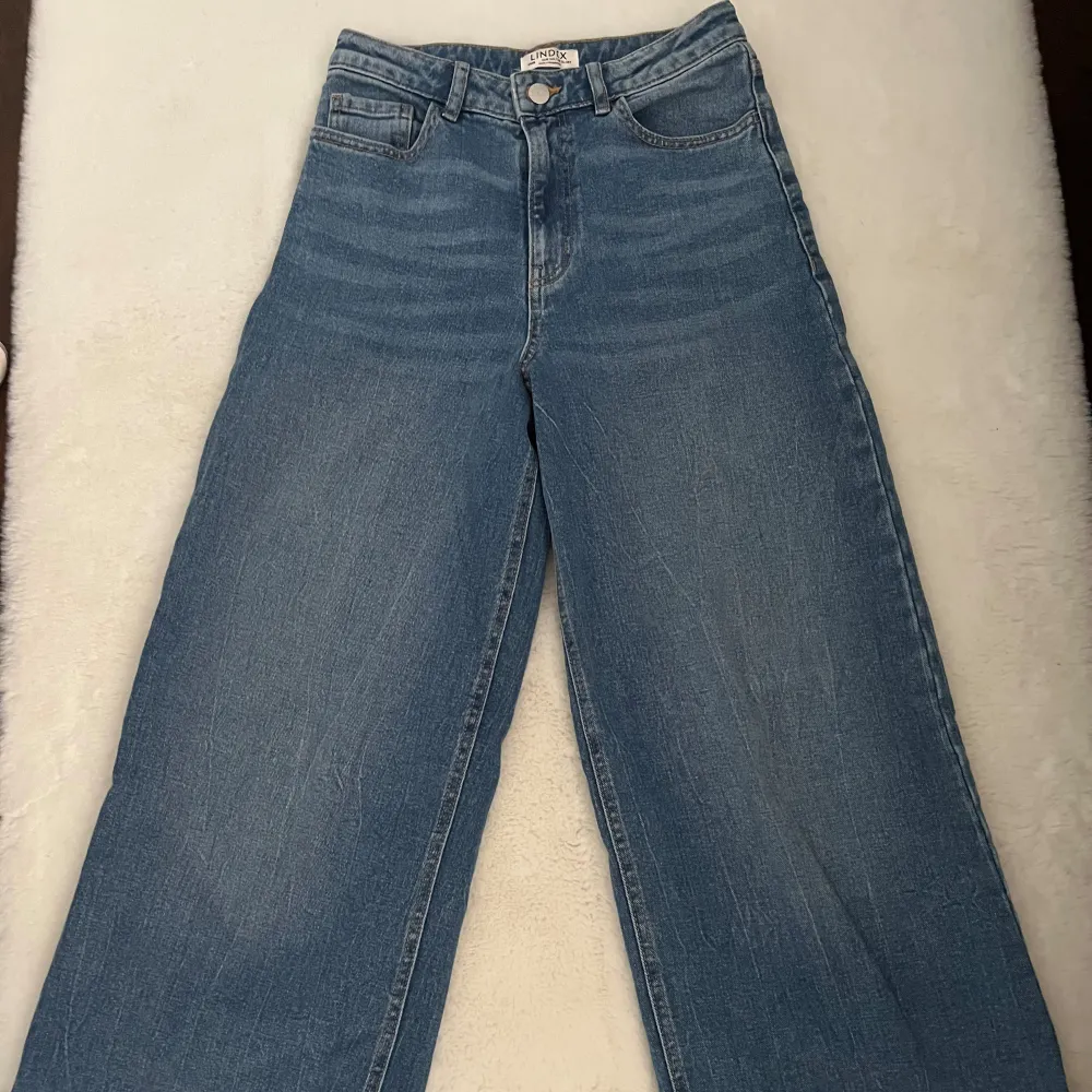 Super snygga wide leg jeans från Lindex💗 Säljer pga att dem inte kommer till änvändning längre. Innerbenslängd=76cm. Jeans & Byxor.