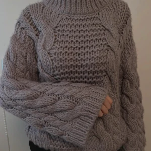 Stickad tröja - Mysig stickad tröja från na-kd. Storlek xxs/xs men passar mig som är S, använd fåtal gånger 🫶🏽