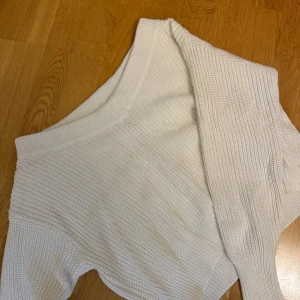 Jätte fin stickad tröja 💗 - Vit stickar tröja från Gina Tricot, nästan aldrig använd. Säljer pga att den inte passar den är för stor ❣️