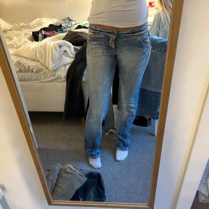 Low waist jeans  - Super snygga med slits. Innerbenslängden: 85 cm  Midjemåttet: 39 cm  Gylf trasig men går att fixa
