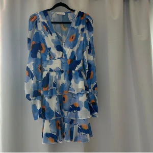 Klänning  - Säljer denna fina klänning då den inte kommer till användning. Endast använd 1 gång i några timmar. Har inga defekter 🩵