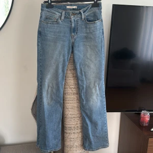 Levi’s superlow boot jeans - storlek 27x30 Inköpspris: 879kr Knappt använda då det ej passade min kroppsform 👍🏼