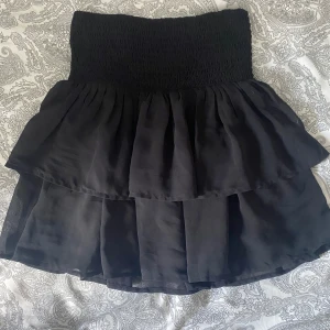 Svart volangkjol  - Jättefin volangkjol från kapphal i bra skick💝 Säljer pga att jag har en annan likadan, kom privat för frågor💞