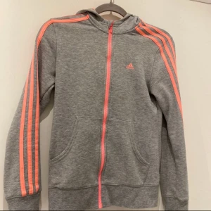 Adidas kofta  - Adidas kofta för 350kr
