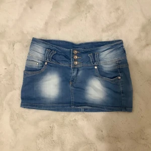 Jeanskjol - Skitsnygg unik jeanskjol men ascoola detaljer i storlek M men passar xs/s!❤️