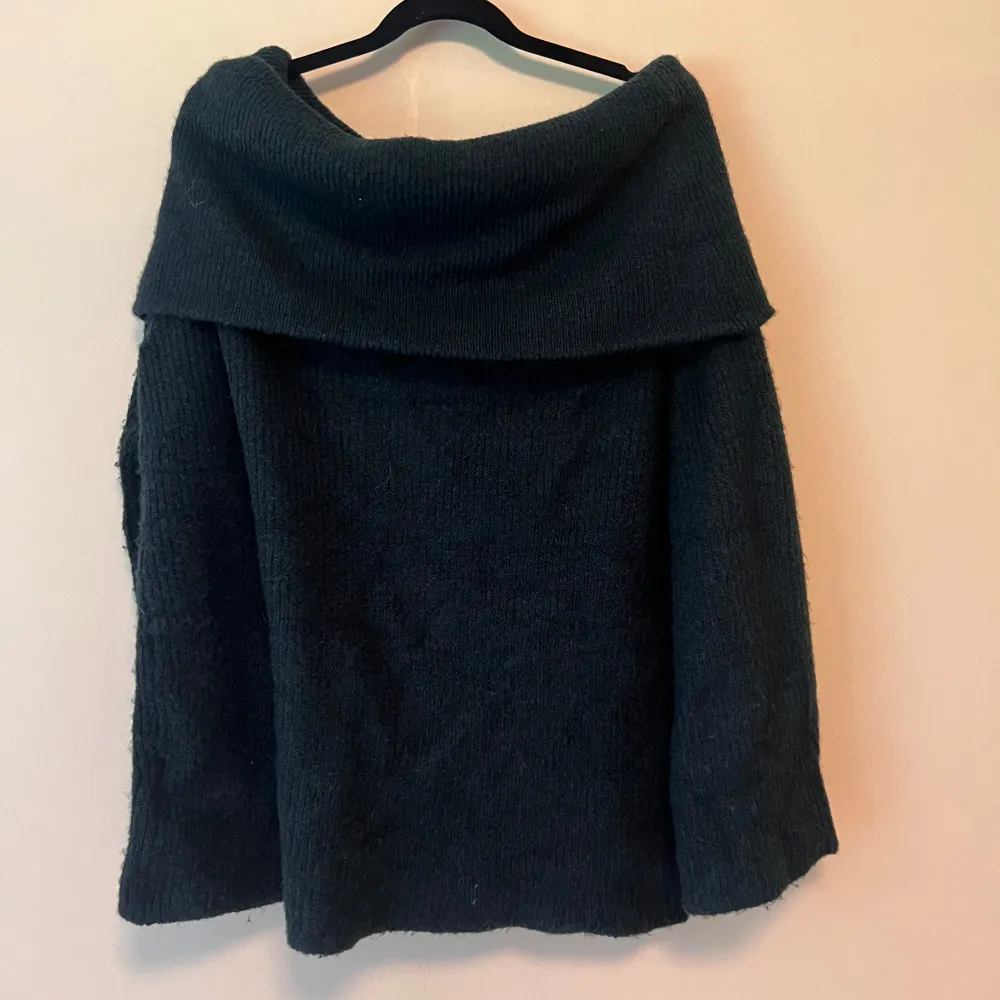 Mörkgrön off shoulder tröja från H&M. Strl S. Inga defekter. Säljer för 150kr. (OBS allt tvättas före frakt). Stickat.