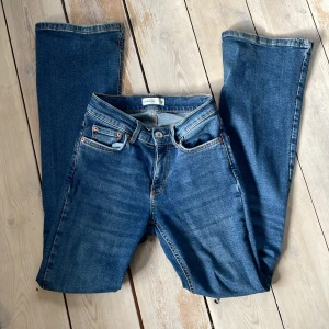 gina jeans - säljer dessa bootcut midwaist gina  jeans då de tyvärr blivit försmå. ganska använda, därav priset. bra skick förutom några sömmar som gått upp i bakfickan (se bild 3) men inget som märks❤️ skulle passa någon som är kring 155 ish? nypris 500