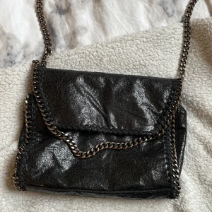 Tiamo likande väska  - Ja köpte den begagnad men ja har alldrig använt dih och den är i fint å bra skick å rymlig 🥰