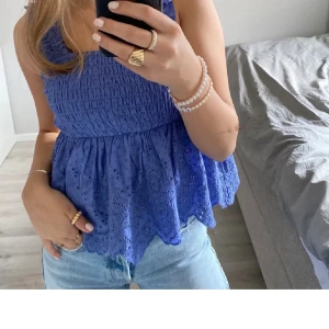 Sommartopp💙 - Så fin topp perfekt till sommaren!! Hör av er vid frågor🤍🤍