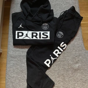 PSG x Jordan set - Byxorna storlek S Hoodie xs (passar som S) litet hål syns knappt på tröjan på bild 3.