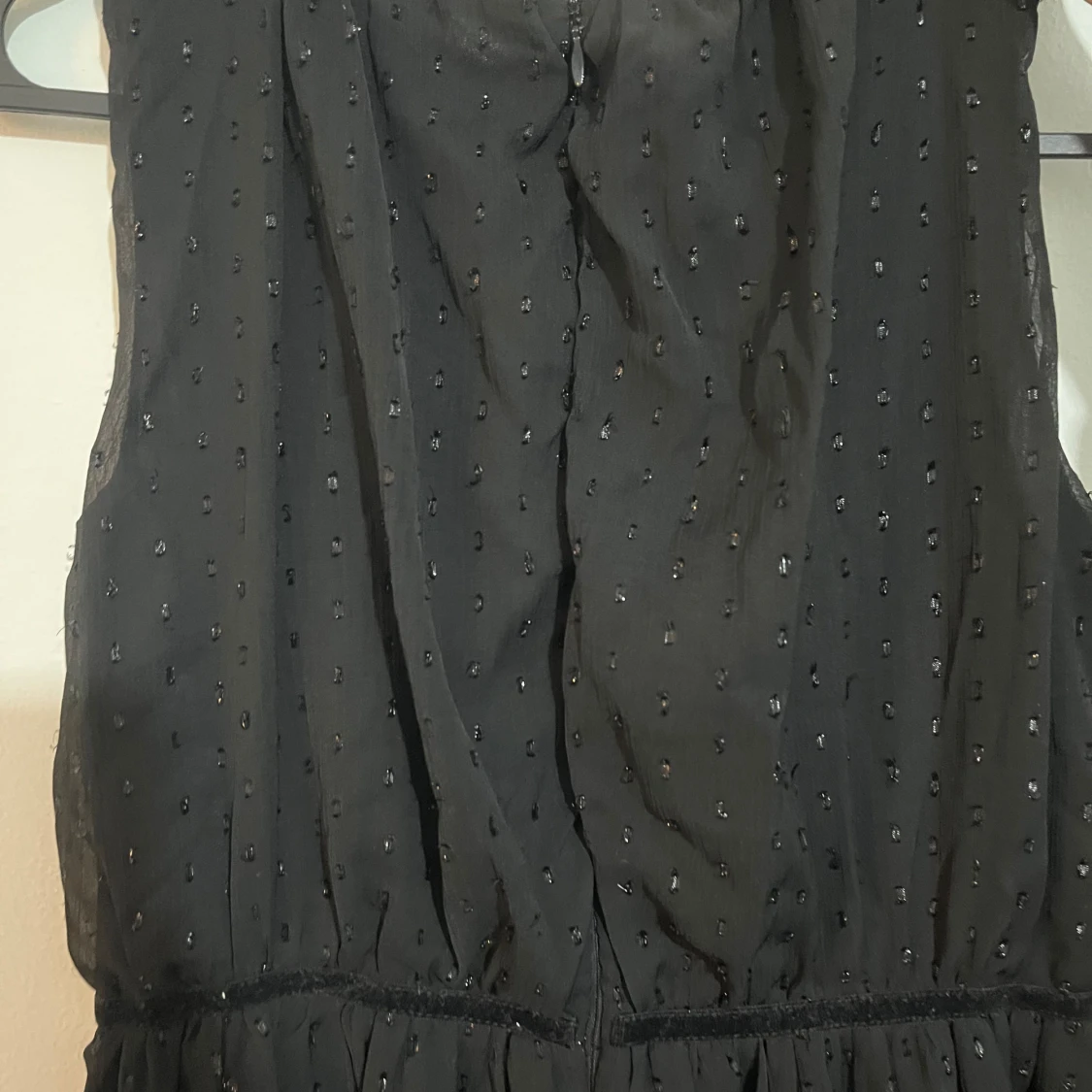 En elegant svart ärmlös klänning - 93