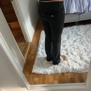 Low waist jeans fickor - Säljer pågrund av de är för stora, aldrig använt 