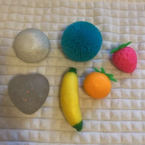 Sex stycken stress bollar. - Alla hela är hela och fina.🎢