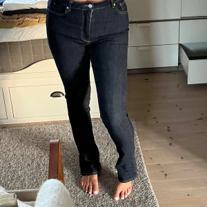 Bootcut - Jeans m tight modell hela vägen, lite utsvängda nertill. Mörkblå