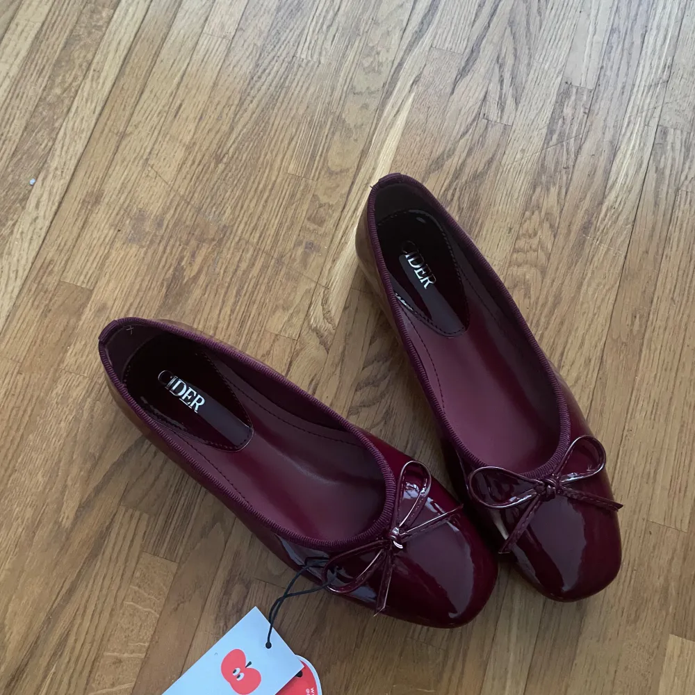 Red ballet flats from Cider , brand new , size 36. Skor.