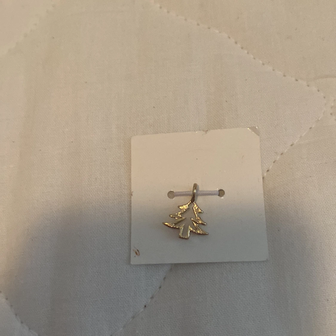 Guldörhänge med julgransmotiv
