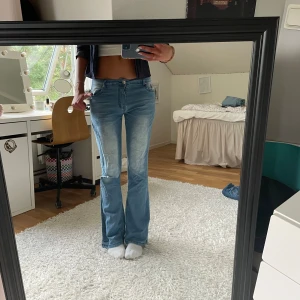Jeans - Så sjukt snygga jeans i cool tvättad färg. Tyvärr är de för korta på mig. Fint och passande hål på ena knät! Inte så använda pga fel storlek! Står ingen storlek eller märke men passar en kortare 36/38 skulle jag tippa! 