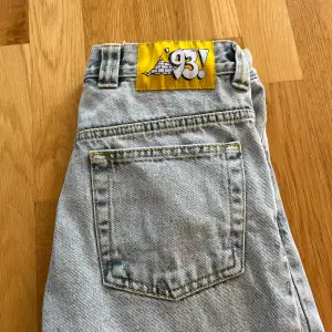 Baggy jeans, 93 Denim polar skate Sparsamt använda men avklippta byxben ( se mått på bild) Därav också priset. (Nypris 1300kr)