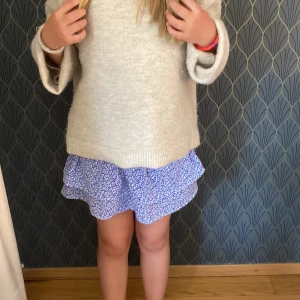 Mini kjol  - Fin volang kjol!  brukar vika ner den i midjan se bild 2 💕 Kjolen hade ett band som gick över midjan med det är avklippt💕därav är det lite fransar vid midjan men inget som syns mycket speciellt inte om man viker ner kjolen 💕