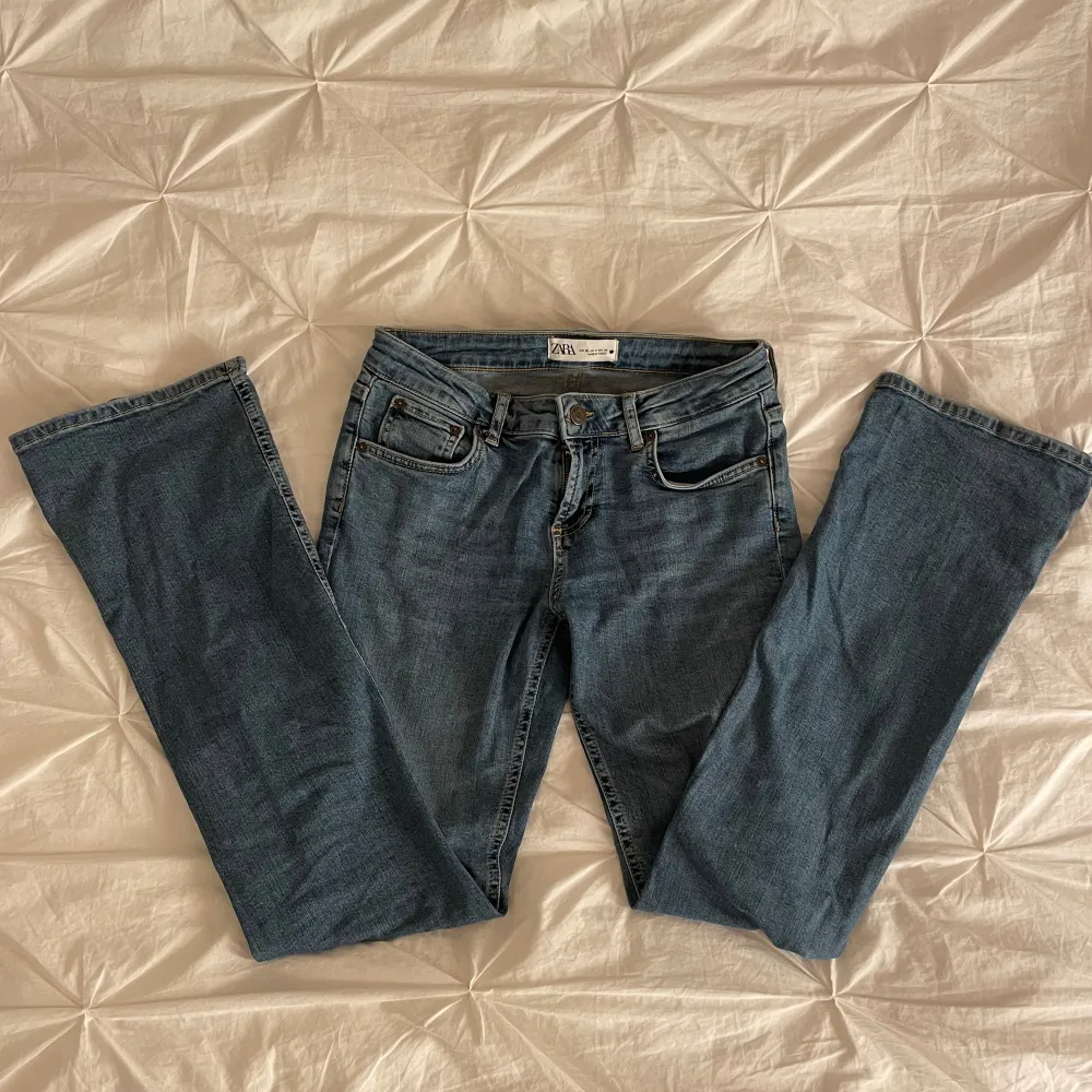 säljer dessa fina lågmidjade jeans från zara. använda fåtal gånger så i jättebra skick! pris kan diskuteras vid smidig affär. Jeans & Byxor.