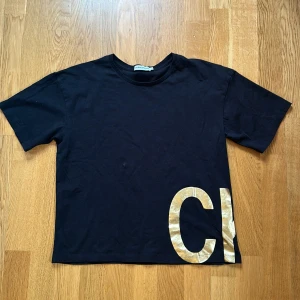 Svart t-shirt från Calvin Klein Jeans - Säljer denna eftersom att den aldrig kommer till användning. Har knappt använt den så den är i väldigt bra skick. Storleken är i 16 så ungefär storlek S. Pris kan diskuteras.