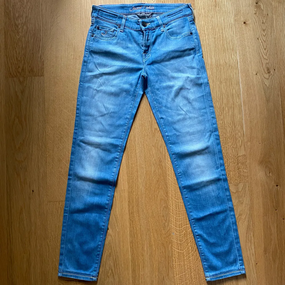 Eftertraktade jacob cohën jeans i högsta kvalitet!😍 Skick 10/10✅ Nypris 5000kr💸 Hör av dig vid minsta fråga eller fundering//legitsthlmresell😁. Jeans & Byxor.