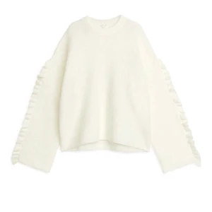 Mohair tröja Arket - Supersnygg och helt ny, aldrig använd💕 priset kan diskuteras lite vid snabb affär☺️ sista två bilderna är lånade eftersom jag inte tyckte tröjan passade mig särskilt bra💕