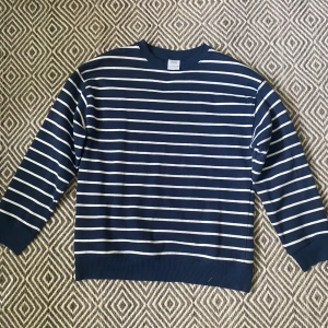 Tjocktröja  - Säljer denna mörkblåa randiga tjocktröja i jättebra skick från zara. I storlek 152❣️