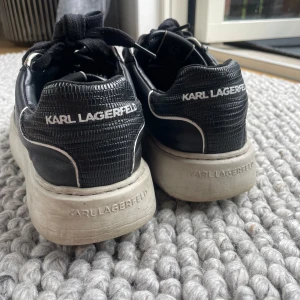 Sneakers - Såå fina och sparsamt använda från Karl Lagerfeld! Dustbag och kartong ingår💕💕 pris går att diskuteras vid snabb affär😊💕💕