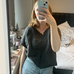 Stickad väst - Stickad väst/tshirt från nelly! Sparsamt använd, fint skick 💞