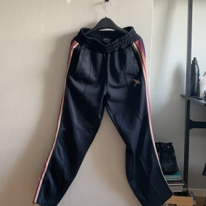 Axel arigato byxor - Fina byxor lite stora för mig i storlek S annars riktigt sköna! Pris kan diskuteras