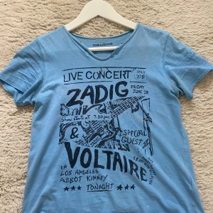 Zadig Voltaire tröja - Säljer min Zadig tröja för har inte kommit till andvändning! Ganska bra skick, köpte på plick för 500kr Kan gå ner i pris 