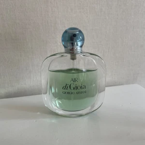 air di gioia giorgio armani 50ml - Air di gioia giorgio armani 50ml. Använd (se bild), kartong saknas. 