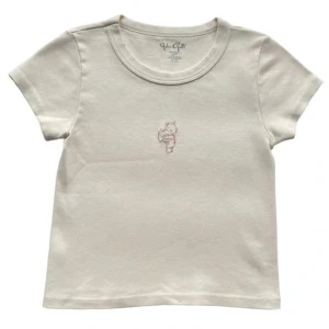 brandy melville topp - en söt baby tee med tryck från brandy melville, den är lite beige. använt kanske 4 gånger men kommer inte till användning längre. skriv gärna vid frågor eller använd köp knappen ☺️