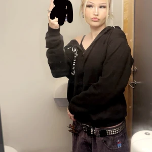 Bigboys  - Säljer mina lila bigboys byxor. Andvänt kanske 5-10 gånger. Säljer de pågrund av att det inye är min stil längre. Det är gamla märket på byxorna som inye görs längre. Därför jag säljer för högre pris.