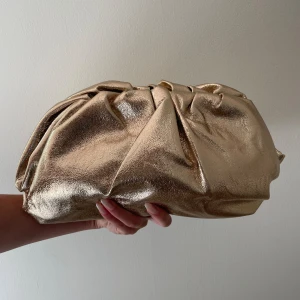 Clutch - Superfin clutch! Perfekt till utgång och fest 🍸 Köpt i Italien för längesen 💖 Cred till @hilmastille för bilden 😌