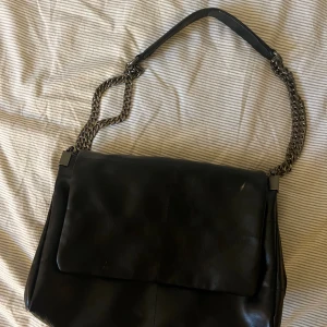 Zara Väska  - Ganska stor väska som det får plats ganska mycket i, det är tre fack samt ett mindre fack med dragkedja. Den är i nyskick o är helt oanvänd💫