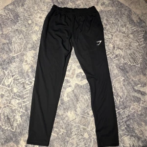 Gymshark träningsbyxor - Gymshark ”sport joggers”. Använda 1 gång. Ganska små, skulle säga Max 175cm