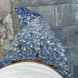 Långkjol🩵🌸 - Säljer denna superfina blå blommiga långkjolen med en liten slits på vänstra benet. Köpt iår i Cypern för ca 500 kr och använd 2-3 gånger där nere.  Står att det är storlek s men skulle säga att den sitter mer som xs. Väldigt stretchig i midjan🩵🌸