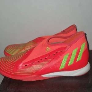 Adidas predator - Använda ganska mycket har legat i garderoben i några månader för dom inte passar längre 